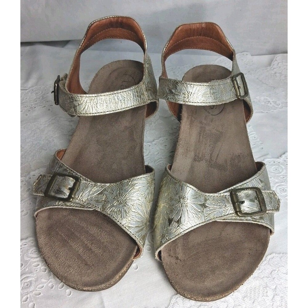 Taos Womens 9.5 Travelers Gold Leather Floral Embossed Sandals Comfort Casual